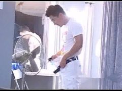 Thấy Thằng Anh Trai Đang Cởi Trần Vội Đến Bú Cu To