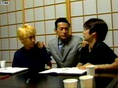 Phục Tùng Sở Thích Biến Thái Của Gã Sếp Gay