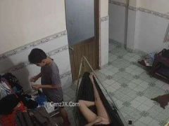 Clip Sex Hack Camera Mẹ Móc Lồn Khi Con Trai Đứng Cạnh