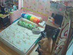 Bố Dượng Đặt Máy Quay Lén Trong Phòng Con Gái Kế