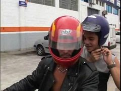 Trai Trẻ Vạch Dái Nhau Ra Tỉ Thí Võ Thuật